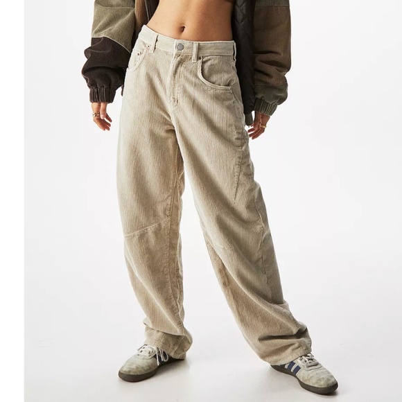 NWT BDG Cream Logan Cinch Back Corduroy Boyfriend Jeans Size 32 - Picture 1 of 15
